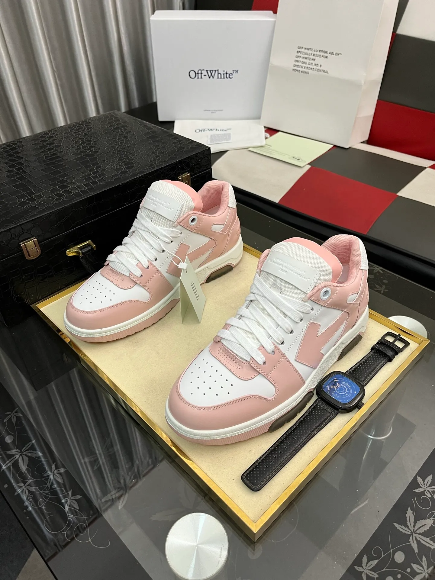 Men's shoes 💰600⌚️⌚️ OFF-White C/O VirGil Abloh fashionable and versatile casual shoes. Exclusive first release of the new model. Made of environmentally friendly cowhide leather and mesh fabric upper material. The insole is embedded with foam cushioning EVA material. The correct midsole is equipped with EVA lightweight cushioning. External tooth nail rubber outsole. The correct accessories can be customized simultaneously. Women's model: 35-40 Men's model: 39-45